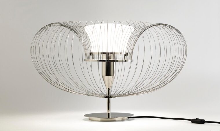 Tendenza argento vivo. Il design effetto specchio