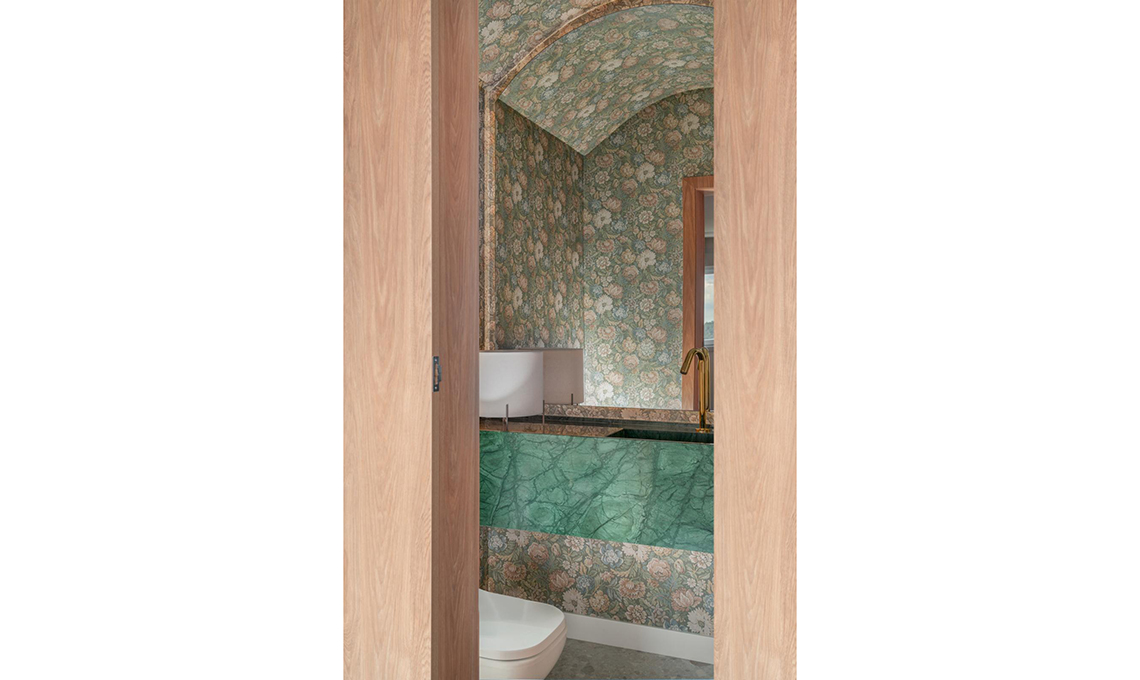 bagno con carta da parati
