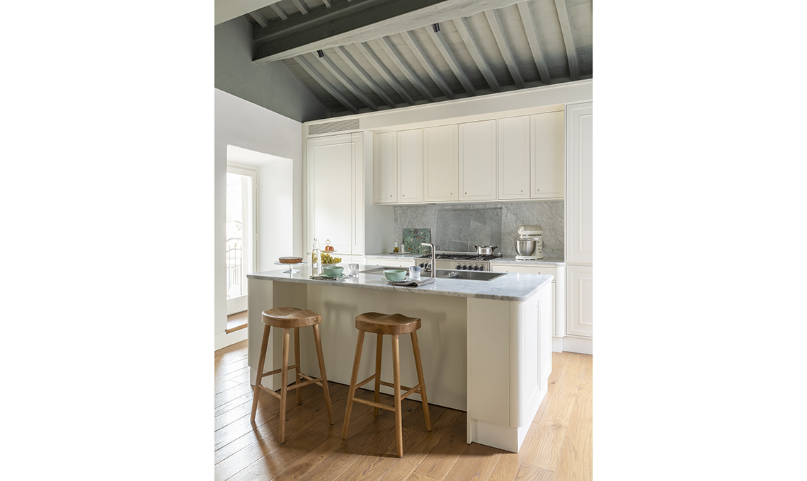 Cucina bianca con isola