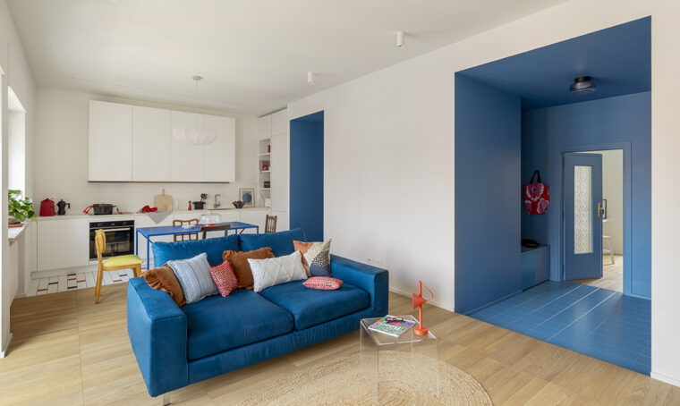soggiorno divano blu