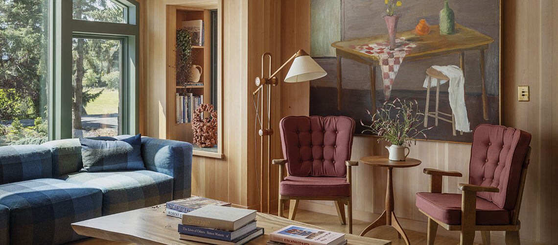 Legno a parete e soffitto: una casa elegante stile Mid-Century