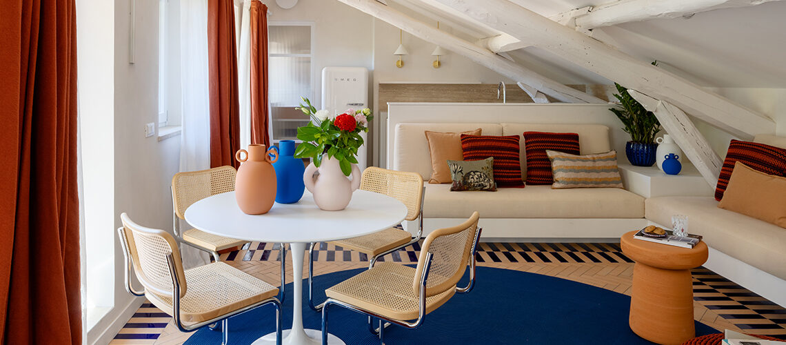 Una mansarda con arredi in muratura al posto delle pareti