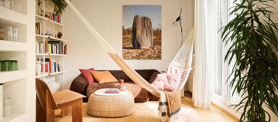Stile Cabane: una casa luminosa con terrazzo, materiali naturali e spazi fluidi