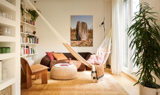 Stile Cabane: una casa luminosa con terrazzo, materiali naturali e spazi fluidi