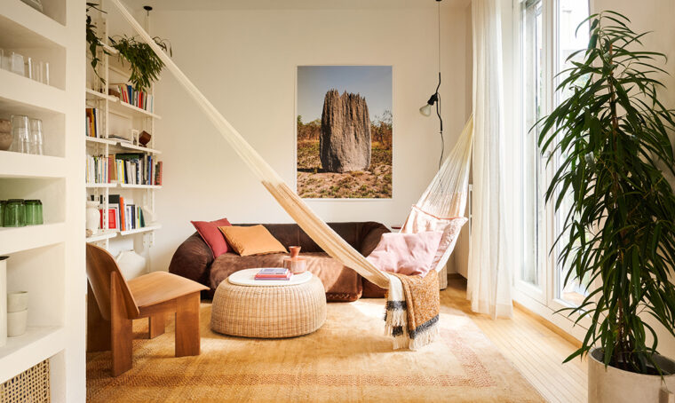 Stile Cabane: una casa luminosa con terrazzo, materiali naturali e spazi fluidi