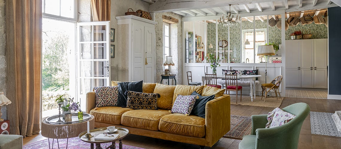 Da rustico a chic: una casa di campagna con carte da parati floreali e mobili vintage