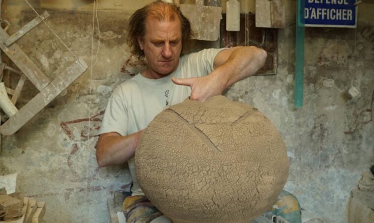 Terry Davies: l’artista che trasforma il grès in una texture ‘viva’