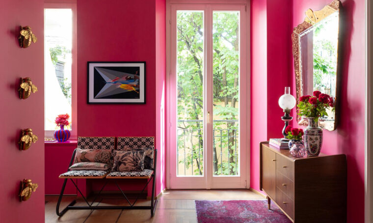 Pareti rosa e carta da parati sul soffitto per uno stile eclettico