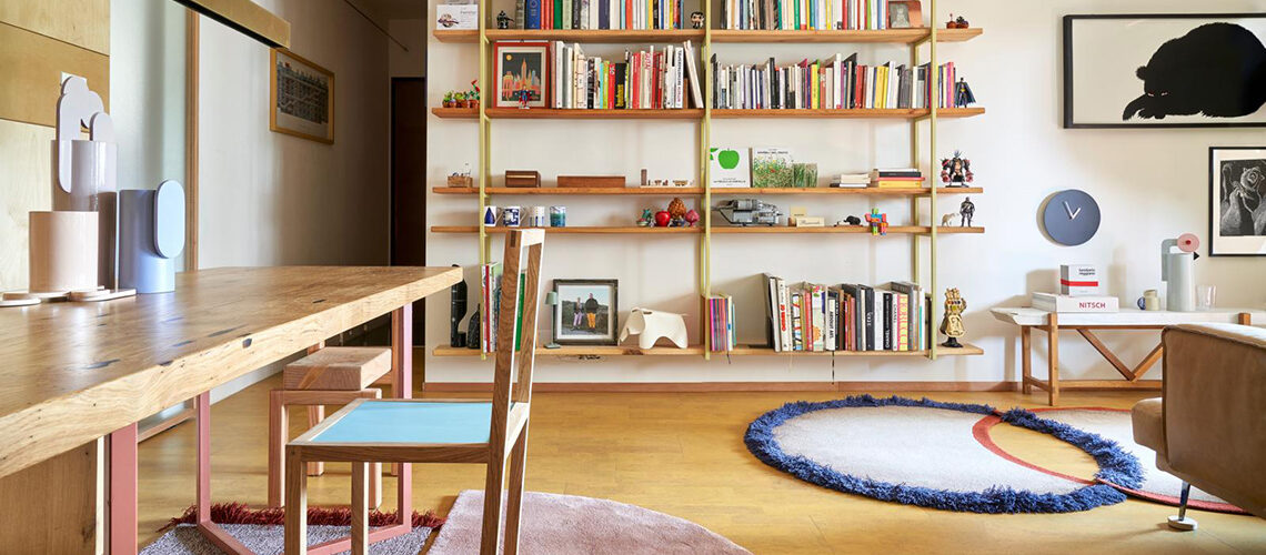 Una casa moderna ispirata al brutalismo tra legni naturali e design su misura
