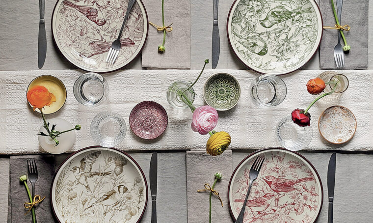Apparecchiare la tavola con stile: piatti decorati e fiori freschi