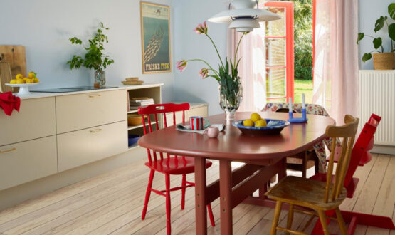 In una casa danese: colori pastello e quel tocco di rosso inaspettato che rende più interessanti gli interni