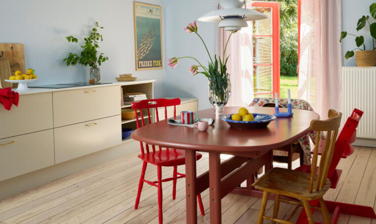 In una casa danese: colori pastello e quel tocco di rosso inaspettato che rende più interessanti gli interni