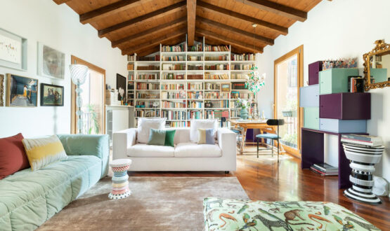 Trucchi eclettici (e tanto verde) per stemperare il classico parquet e le travi in legno