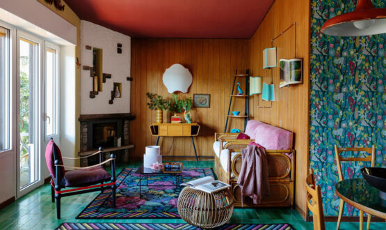 Una villa Anni ’60 tra arredi vintage, carte da parati e tanto colore