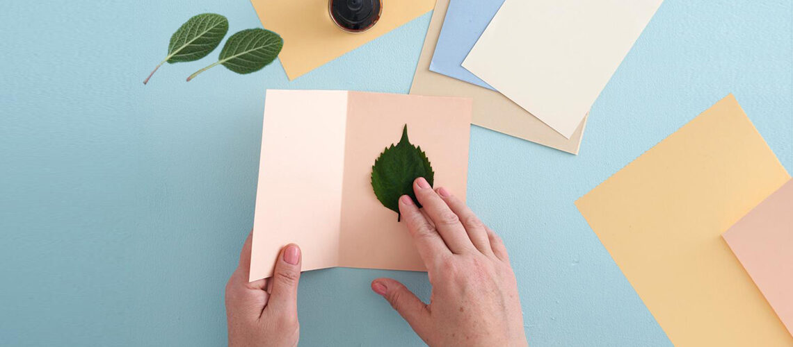 Stampa botanica fai da te: inviti decorati con foglie vere