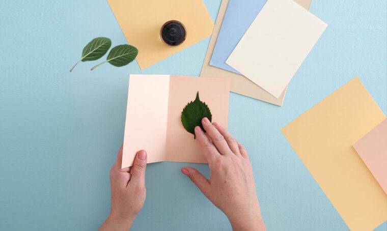 Stampa botanica fai da te: inviti decorati con foglie vere