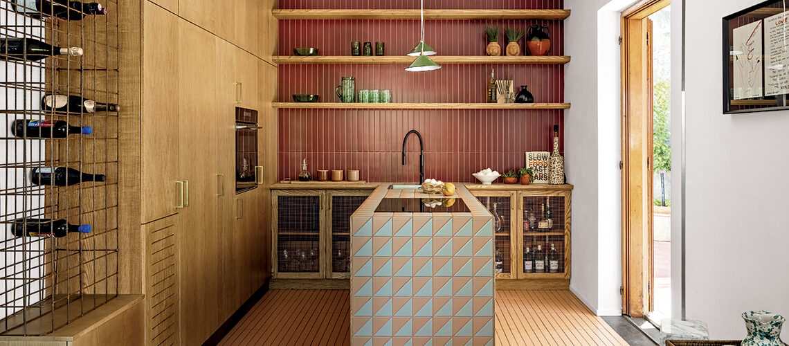 Un bilocale di 50 mq colorato e creativo, con tante idee salvaspazio