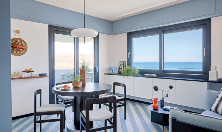 Ristrutturare una casa al mare di 60 mq: idee salvaspazio e colori ispirati agli Anni ’70