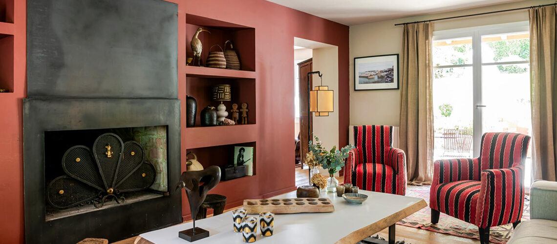 Una casa nei Paesi Baschi tra stile etnico, colori caldi e arredi vintage