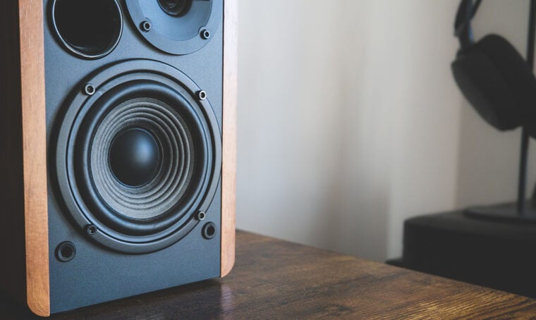 Musica a tutto volume in condominio: serve una perizia fonometrica per denunciare un vicino?